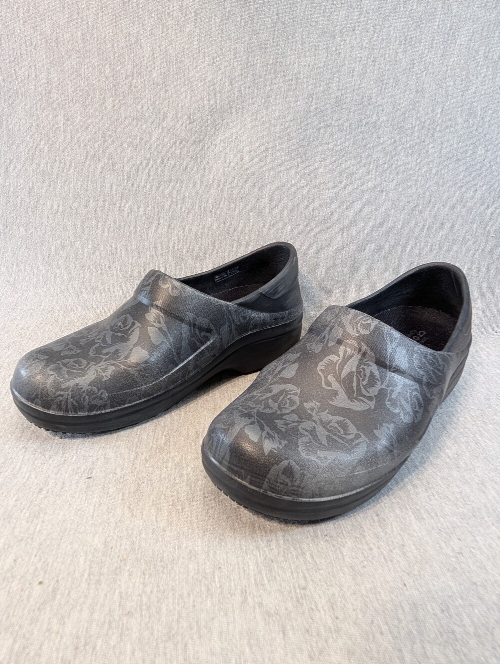 Crocs Neria Pro II Graphic Clog Women's 9 Gray Floral Nursing Shoe